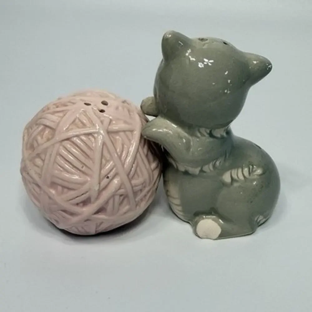 Kitten Ball of Yarn Salt Pepper Shakers Vintage Kitsch Anthropomorphic Gray Pink